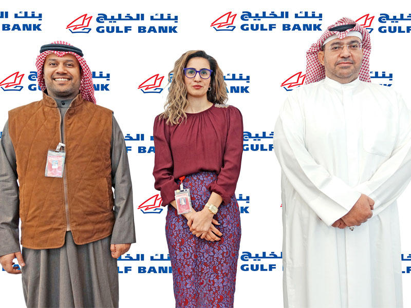 فريق بنك الخليج مع ممثل وزارة التجارة والصناعة 