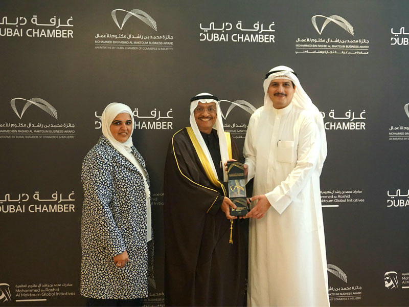 رئيس مجلس إدارة شركة الخليج للتأمين فرقد الصانع أثناء تسلمه جائزة محمد بن راشد لتميز الاعمال