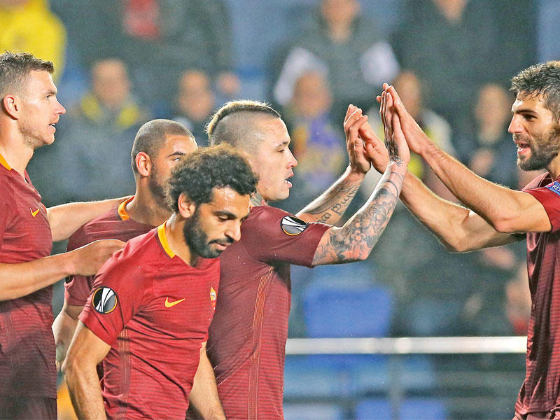 لاعبو روما خلال مباراة الذهاب أمام فياريال