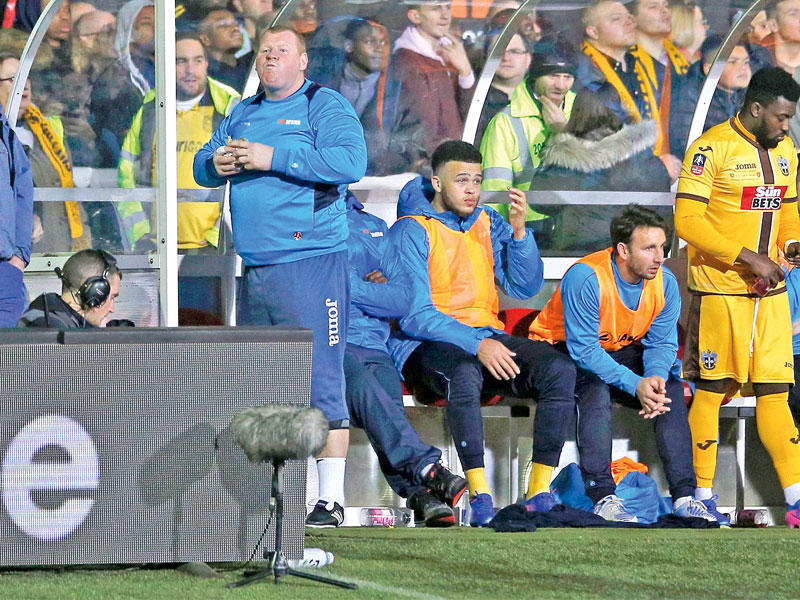 شو يتناول الساندويتش خلال مواجهة أرسنال