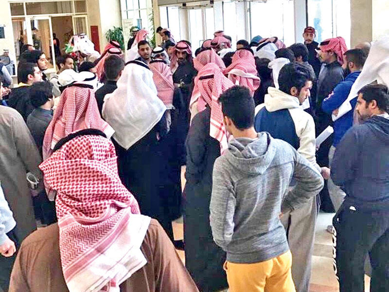 جانب من اعتصام الطلبة أمام مكتب التسجيل