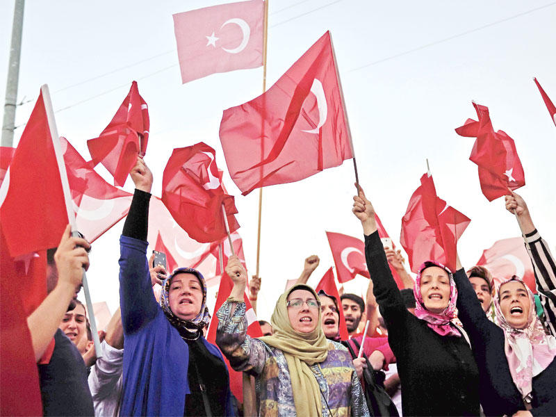 تركيات محجبات خلال تجمع مؤيد للحكومة في إسطنبول قبل أشهر (أ ف ب)