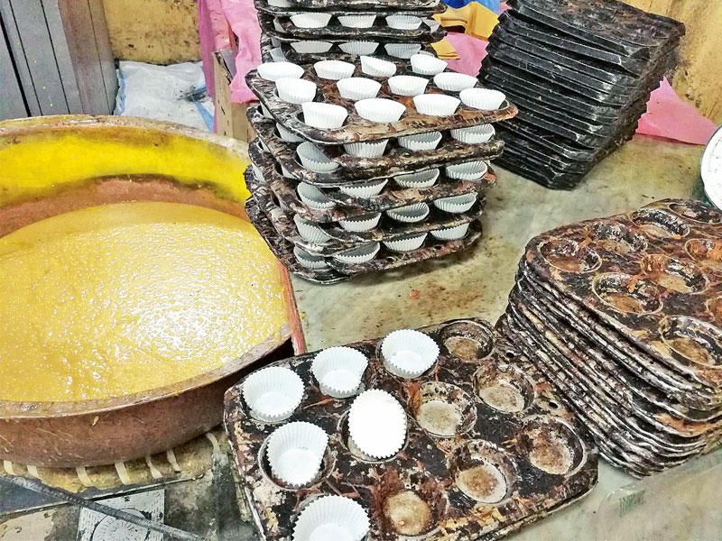 صناعة الحلويات باوانٍ صدئة