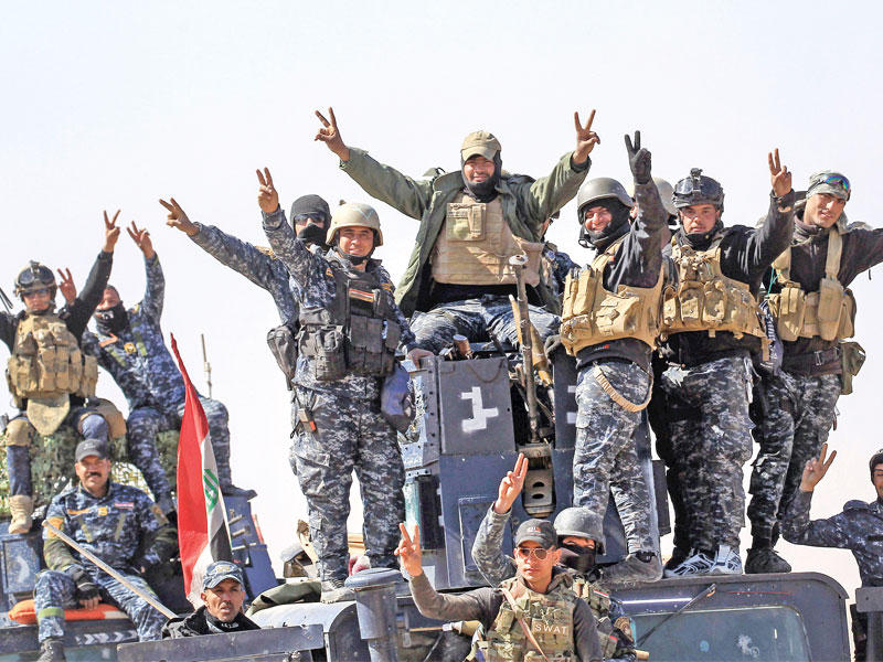 الشرطة الاتحادية في البوسيف جنوب الموصل التي حررتها القوات العراقية أمس (رويترز)