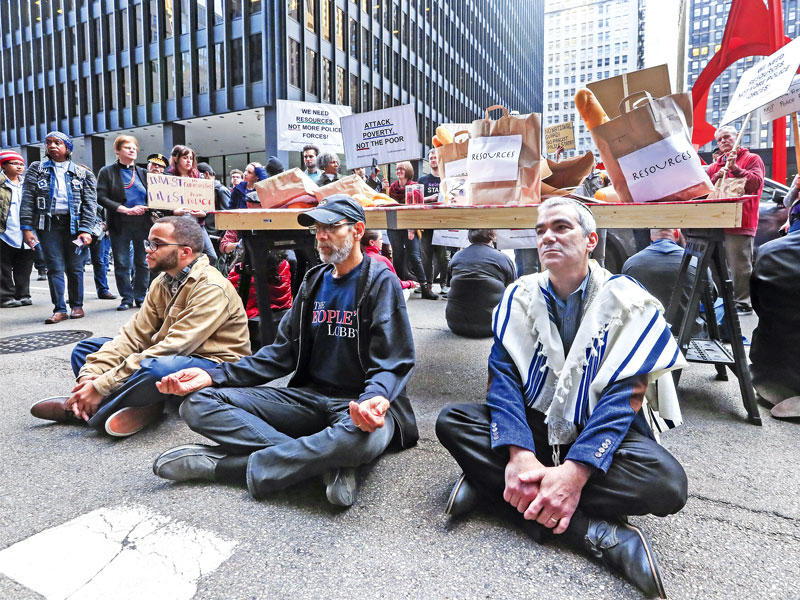 متظاهرون مشاركون بالمسيرة الخامسة تحت عنوان « قاوم ترامب اليوم» بولاية شيكاغو أمس الأول t(اي بي ايه)