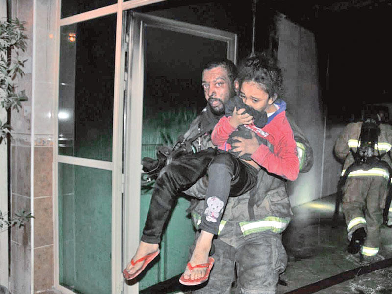 رجل إطفاء ينقذ طفلة من سكان البناية