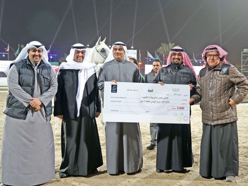 علاء الرومي ووليد الخشتي أثناء تكريم أحد الفائزين