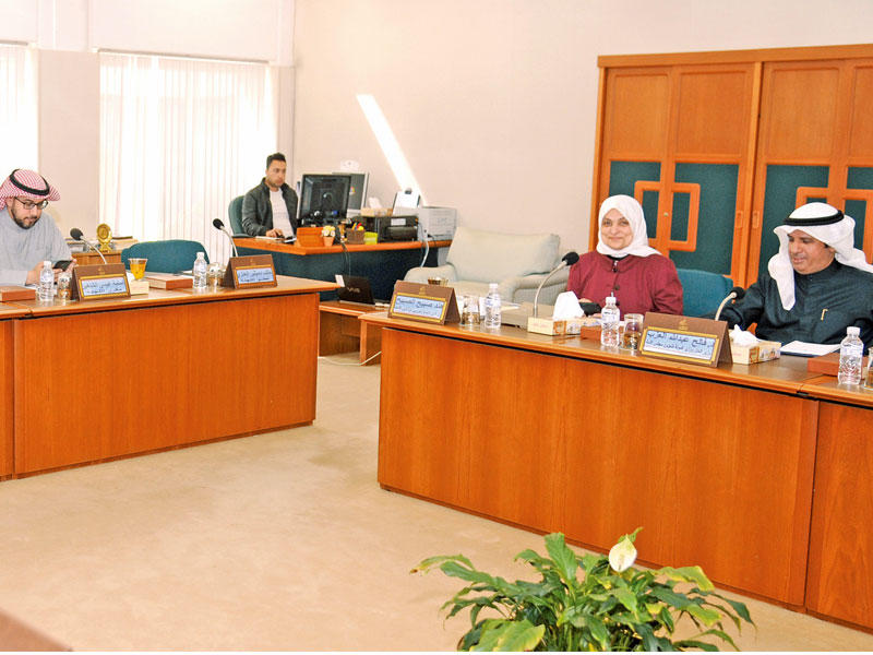 لجنة الأولويات خلال اجتماعها أمس (تصوير عبدالله الخلف)