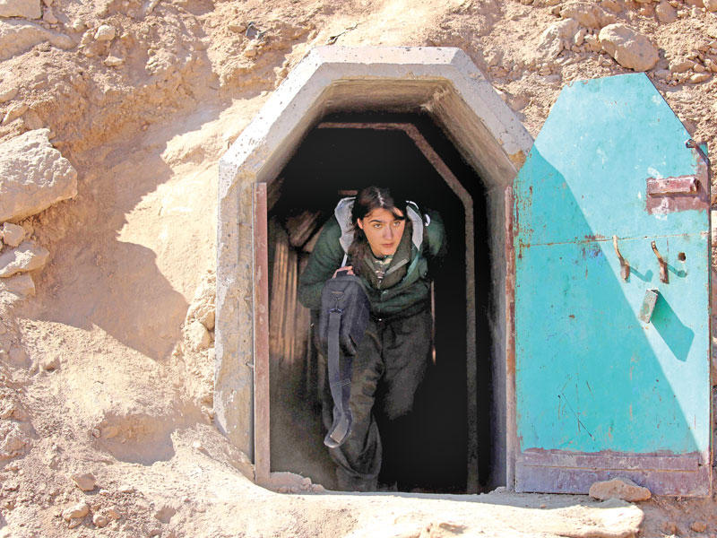 مقاتلة كردية في موقع عسكري شمال دير الزور أمس الأول (أ ف ب)