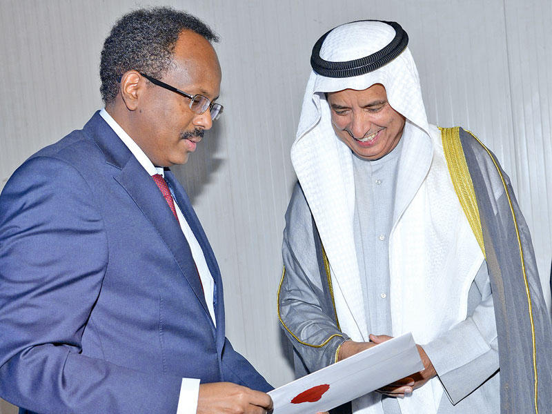 ممثل الأمير يسلم رسالة صاحب السمو إلى الرئيس الصوماليn