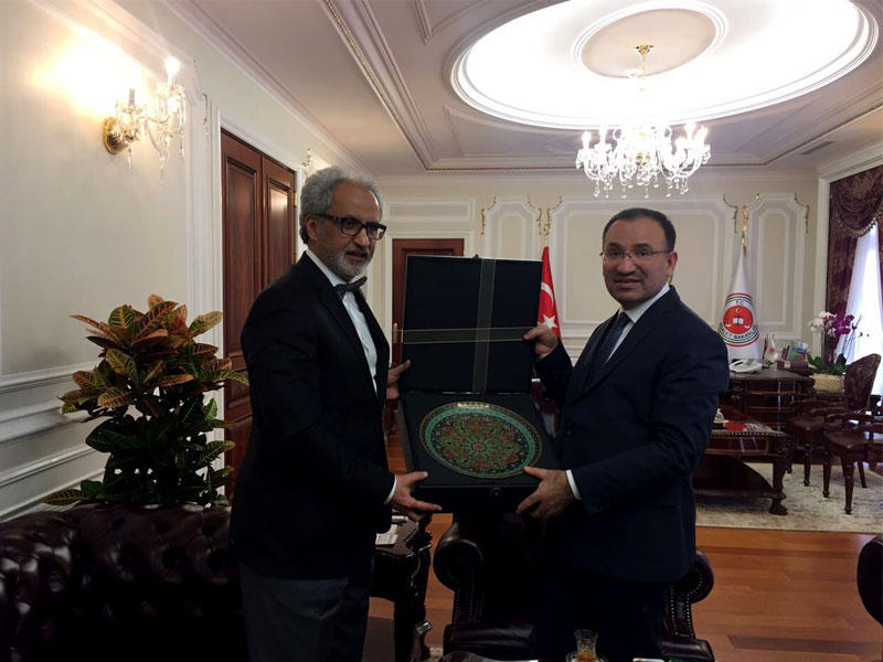وزير العدل التركي بكر بوزداغ يقدم هدية تذكارية الى سفير دولة الكويت لدى تركيا غسان الزواوي