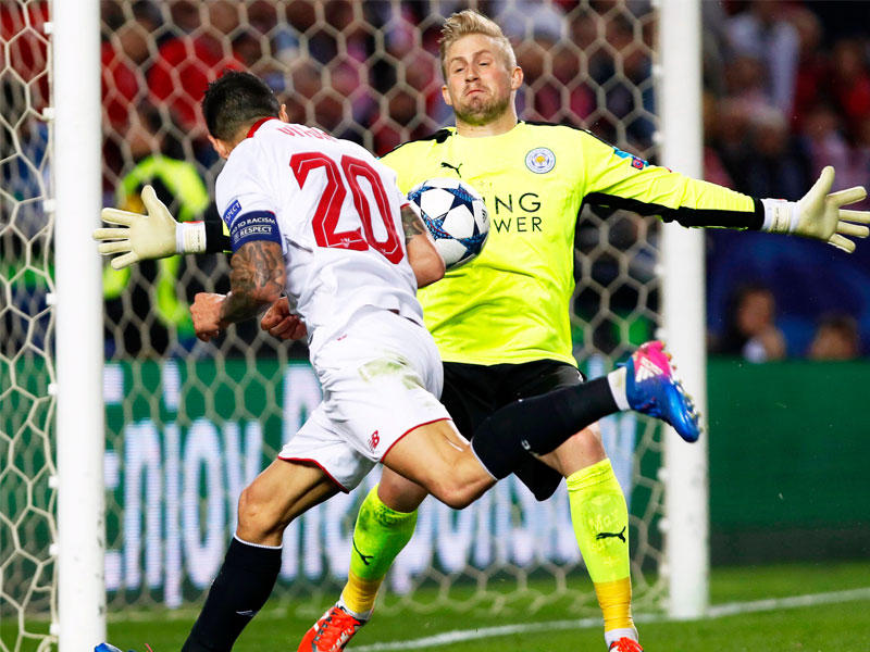 شمايكل حارس مرمى ليستر سيتي يتصدى لإحدى المحاولات