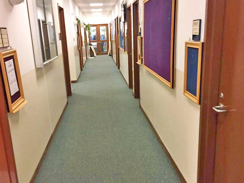 خلو ممرات مكاتب الاساتذة 