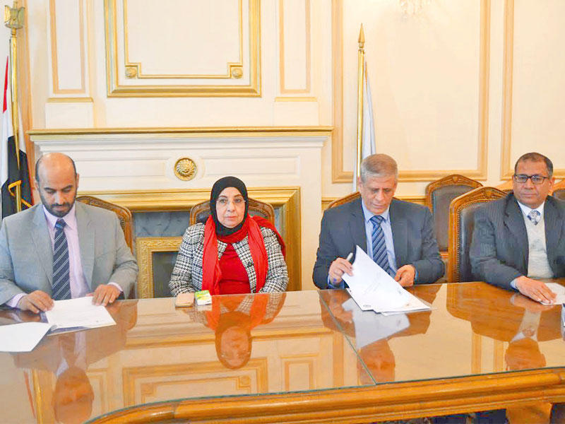 العبدالوهاب خلال توقيع الاتفاقية