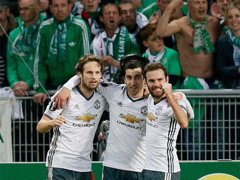 لاعبو مانشستر يونايتد يحتفلون بهدف فريقهم في مرمى سانت إتيان