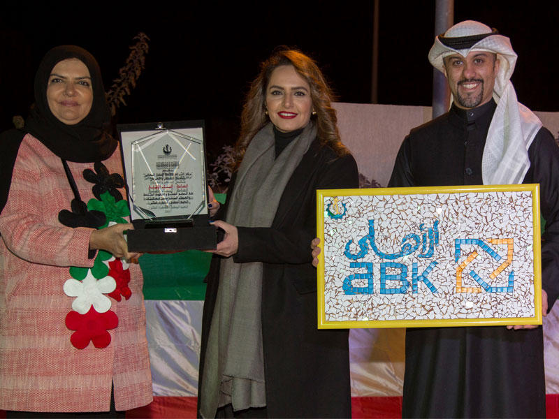 عائشة السالم تكرم سحر الذربان وعلي البغلي في احتفالية الأعياد الوطنية