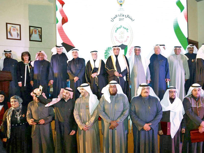 العزب خلال حفل الأعياد الوطنية وتكريم الموظفين المتميزين