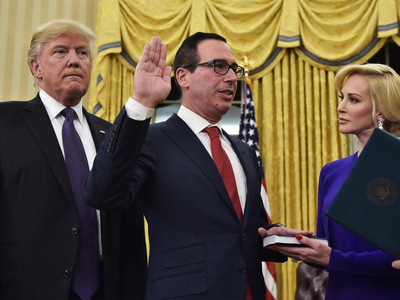  ستيفن منوتشين يؤدي القسم خلال تعيينه من قبل ترامب - ارشيفية