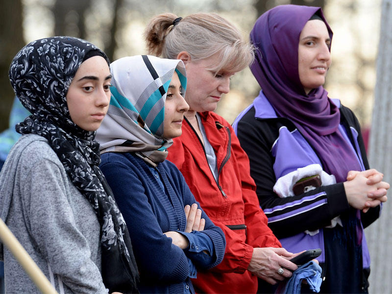 مشاركون في المسيرة التضامنية مع اليهود بحضور بنس في ميزوري أمس الأول ( غيتي اميجز)