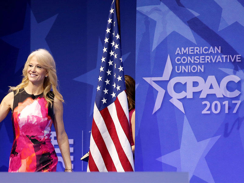 كبير مستشاري البيت الأبيض كيليان كونواي اثناء مؤتمر المحافظين