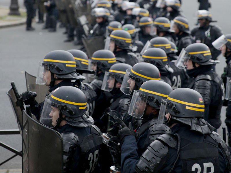 شهدت باريس أمس مواجهات عنيفة بين قوات الأمن ومتظاهرين محتجين على عنف الشرطة (أ ف ب)