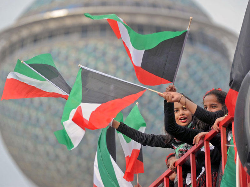 فتيات يحتفلن في منطقة الأبراج تزامناً مع انطلاق كرنفال العربات 