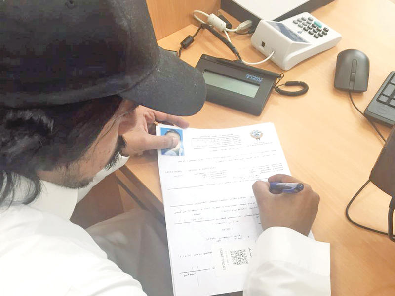 مواطن يقدم طلباً لاستخراج الجواز