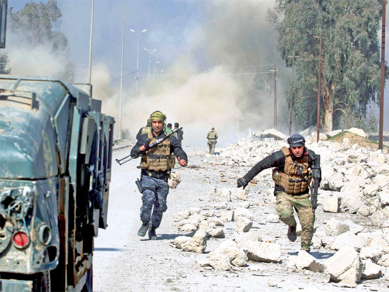 جنود عراقيون خلال المعارك في غرب الموصل أمس (أ ف ب)