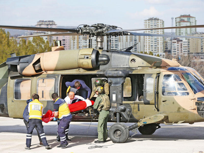 مروحية تركية تنقل جثمان جندي قتل بانفجار لغم في سورية إلى غازي عنتاب أمس	(أ ف ب)