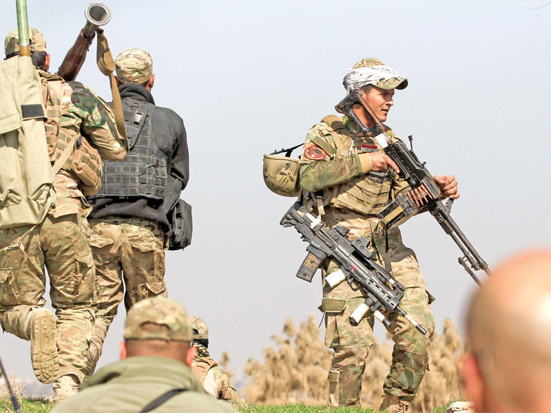 عناصر قوات «الرد السريع» يتوغلون بحقول زراعية صوب معاقل «داعش» جنوب غرب الموصل أمس (رويترز)