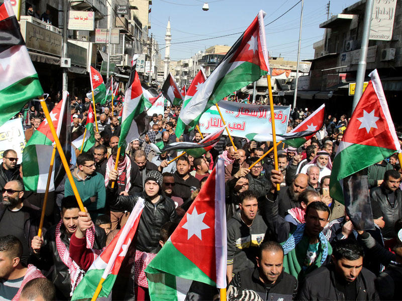 مظاهرة بعد صلاة الجمعة في العاصمة عمان ضد قرار الحكومة لفرض ضرائب جديدة على سلسلة من السلع والخدمات