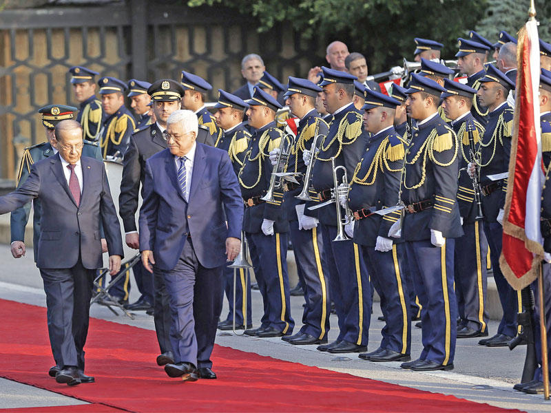 عون وعباس يستعرضان حرس الشرف في قصر بعبدا أمس الأول (أ ف ب)