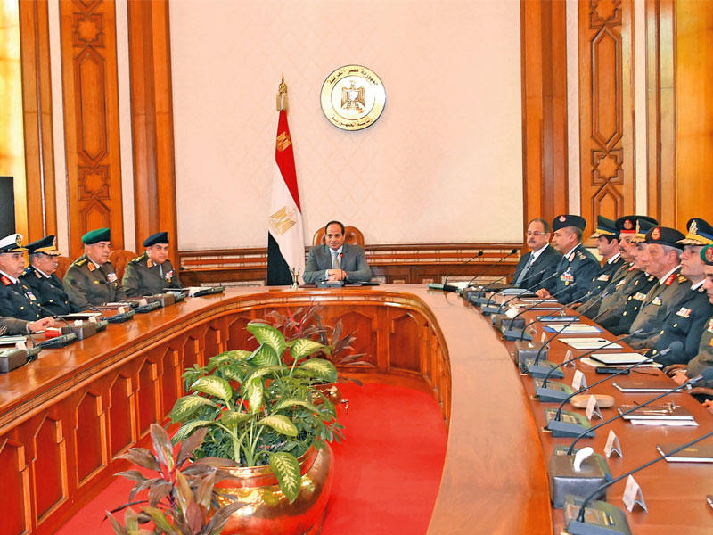 السيسي مجتمعا بقادة الأجهزة الأمنية في القاهرة مساء أمس الأول (رويترز)