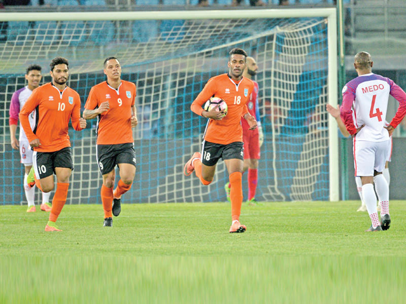 ناصر فرج يحمل الكرة بعد تسجيله هدف تقليص الفارق ويبدو كمارا