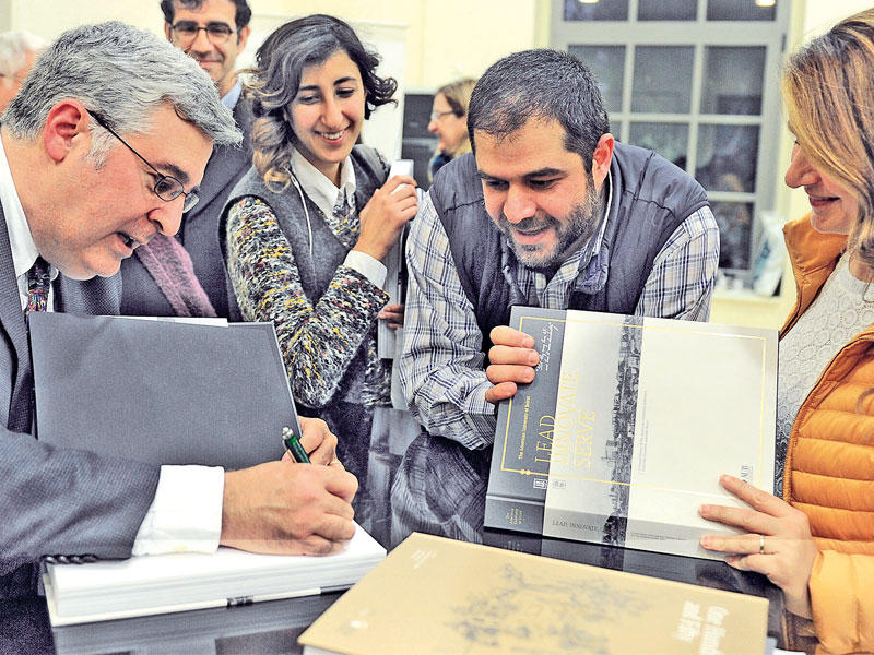 د. فضلو خوري موقعاً الكتاب