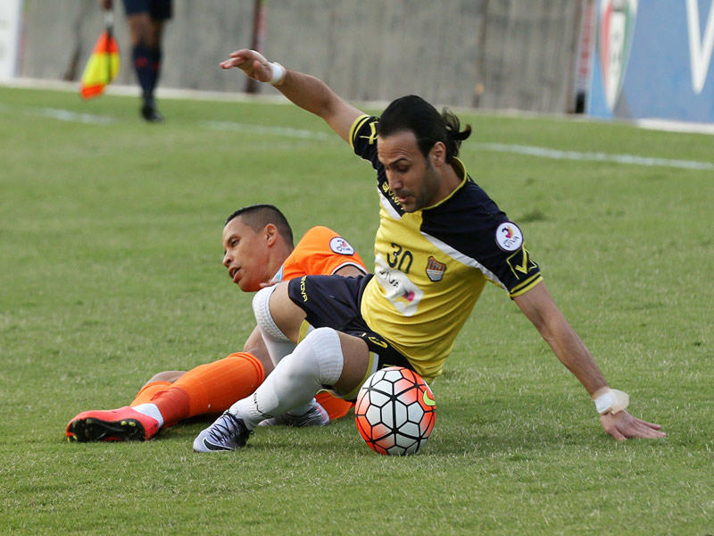 صراع على الكرة في لقاء سابق لكاظمة مع الساحل