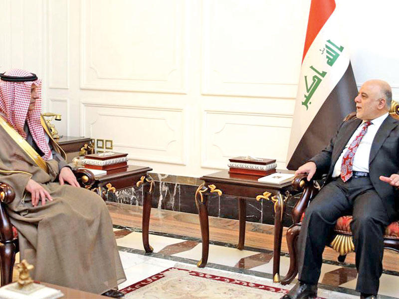 وزير خارجية السعودية مجتمعاً مع رئيس وزراء العراق حيدر العبادي في أول زيارة من نوعها لبغداد منذ سقوط نظام صدام حسين في 2003 (أ ف ب) 