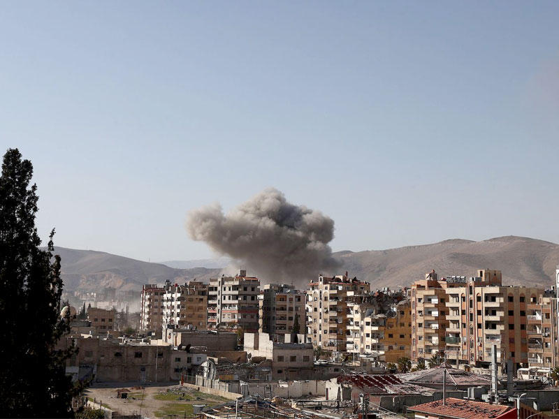 غارة جوية على بلدة يسيطر عليها المتمردون في دوما في الضواحي الشرقية من العاصمة دمشق