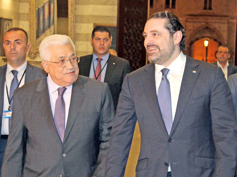 رئيس الحكومة رفيق الحريري مستقبلاً الرئيس الفلسطيني في بيروت أمس الأول (إي بي إيه) 