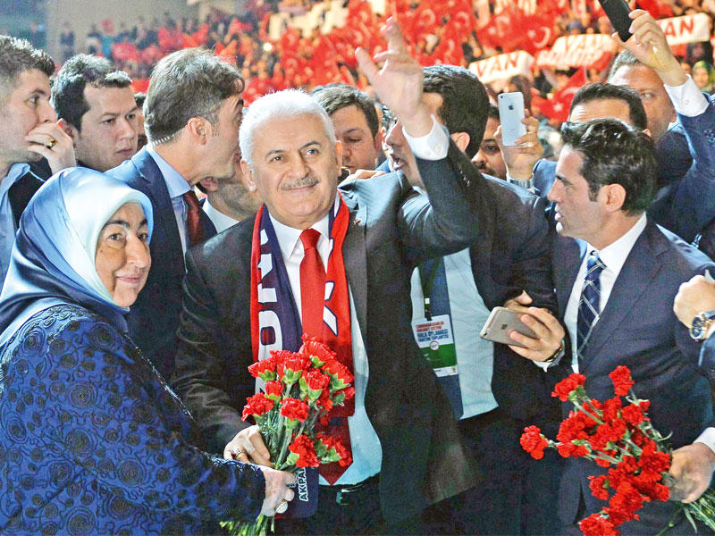 يلدريم وزوجته سميحة في أنقرة أمس (أ ف ب)