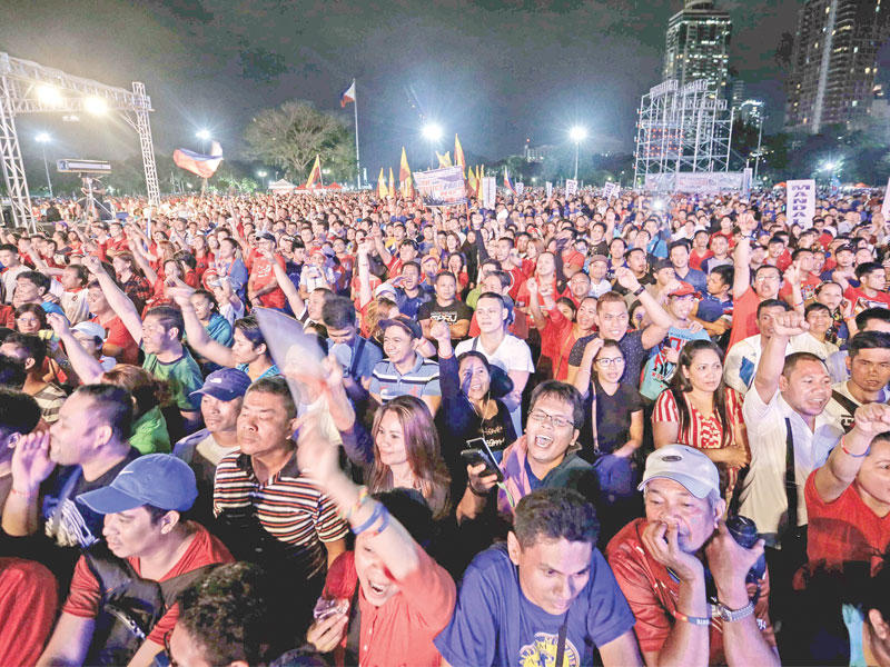 الآلاف من المتظاهرين أمس