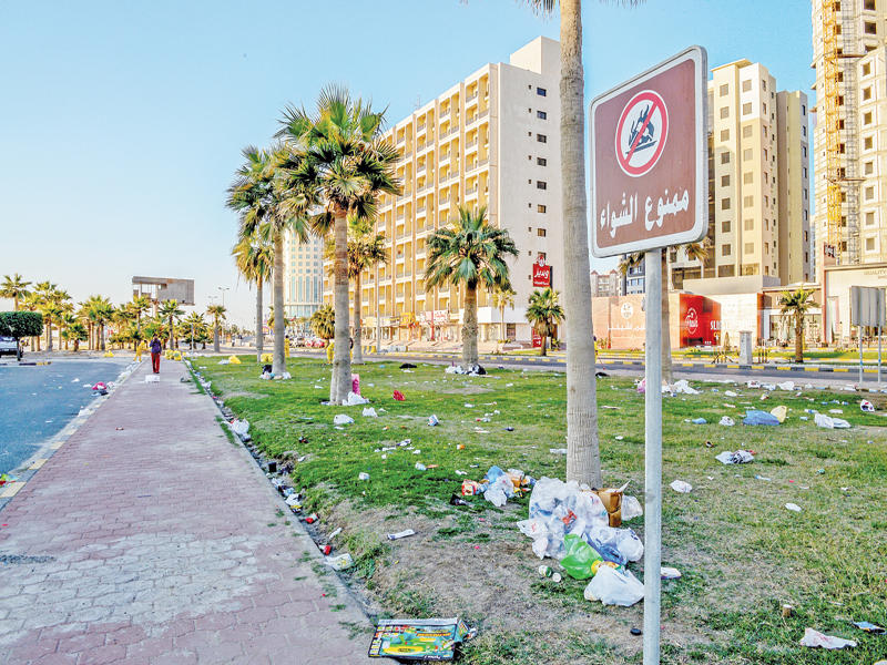 نفايات ومخلفات الاحتفالات على «الخليج»