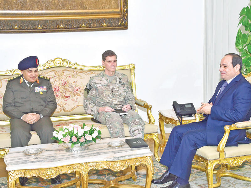 السيسي مجتمعاً بفوتيل بحضور وزير الدفاع صدقي صبحي في القاهرة أمس (الرئاسة المصرية)