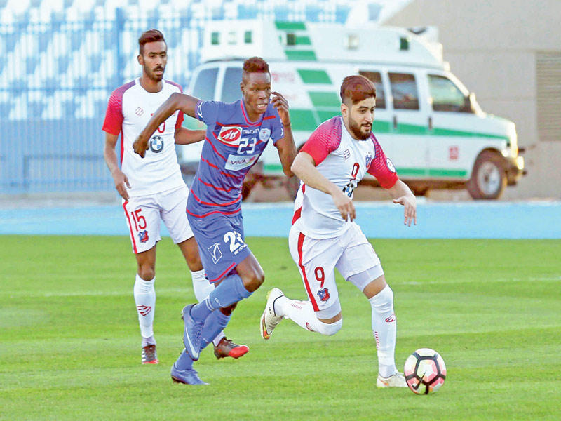 خميس نجح في فتح الطريق أمام «الأبيض» لهز شباك الشباب بثلاثة أهدافt(تصوير جورج ريجي) 