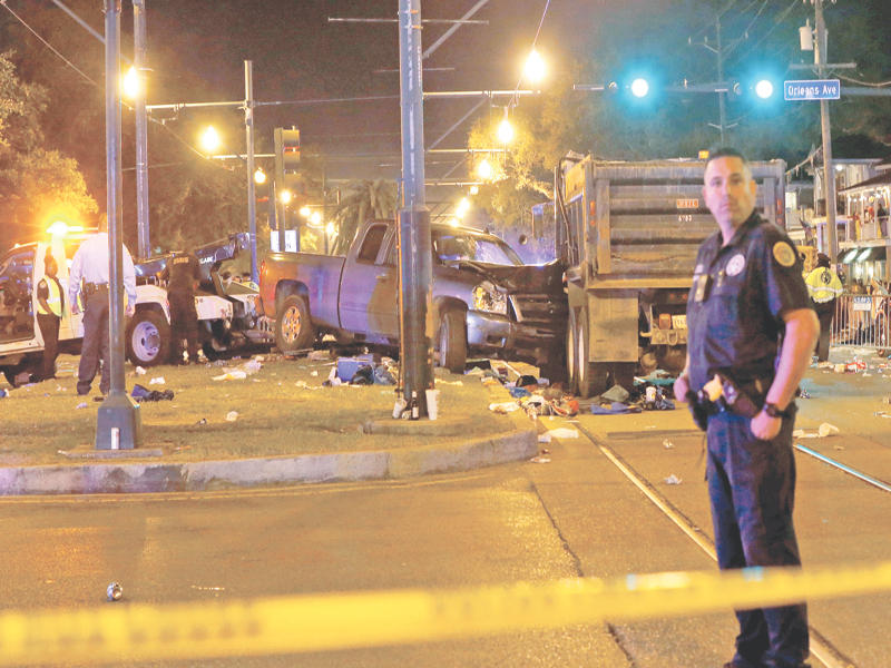 شرطي أميركي في موقع حادثة مدينة نيو أورليانز بولاية لويزيانا أمس الأول (أ ف ب) 