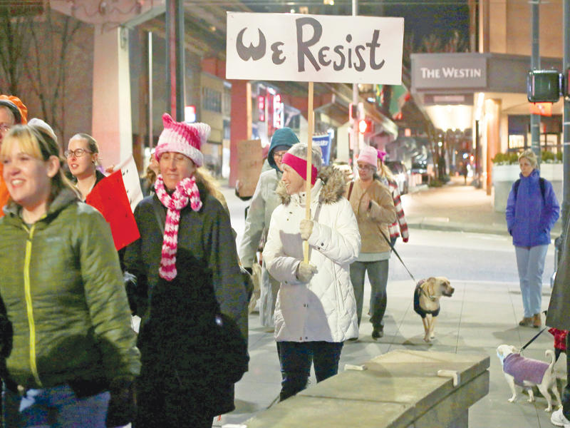 احتجاجات في سياتل دعماً لحقوق المرأة ومناهضة ترامب أمس الأول (رويترز)