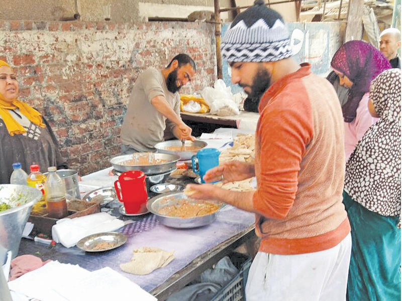 عربات بيع الفول المدمس في مصر