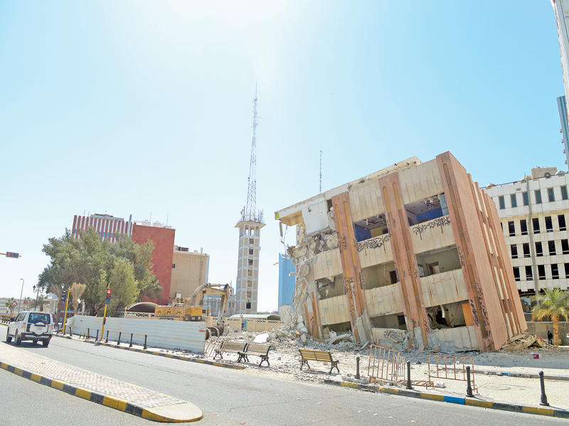 العمارة بعد محاولة تهديمها أمس (تصوير رائد قطينة)