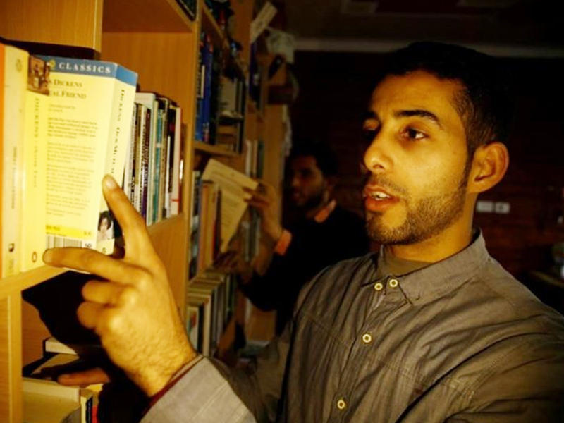 شاب ينشئ مكتبة للكتب الإنجليزية بقطاع غزة المعزول