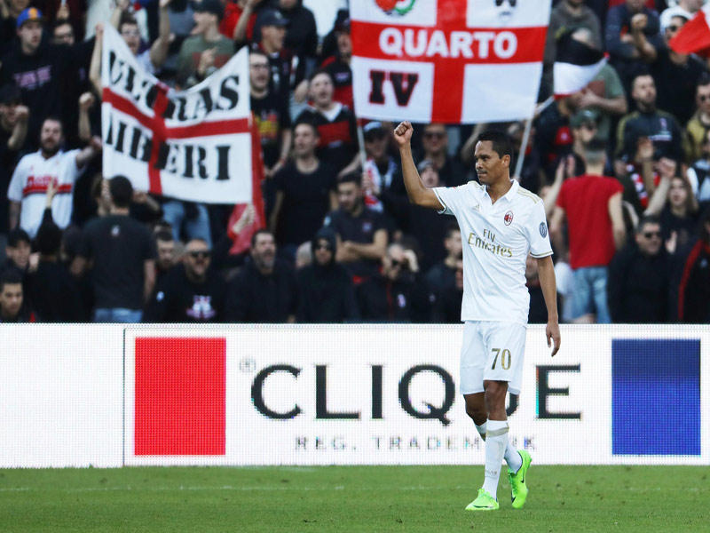 باكا نجم ميلان يحتفل بهدفه في مرمى ساسولو